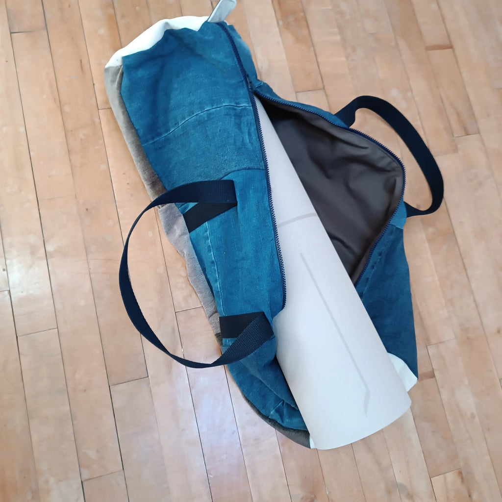 sac housse tapis de yoga upcyclé jeans et taupe , sac tapis de yoga upcyclé, housse tapis de yoga upcyclée, sac tapis de yoga, housse tapis de yoga, sac de yoga fait main, sac yoga artisanal, sac yoga écoresponsable, sac yoga durable, sac tapis de sport écoresponsable, sac en jeans upcyclé, sac en jeans recyclé, sac upcycling textile, accessoire yoga upcyclé, housse yoga zéro déchet, sac yoga écologique, sac yoga fait main France,  création artisanale française, sac artisanal textile, accessoire yoga bien-ê
