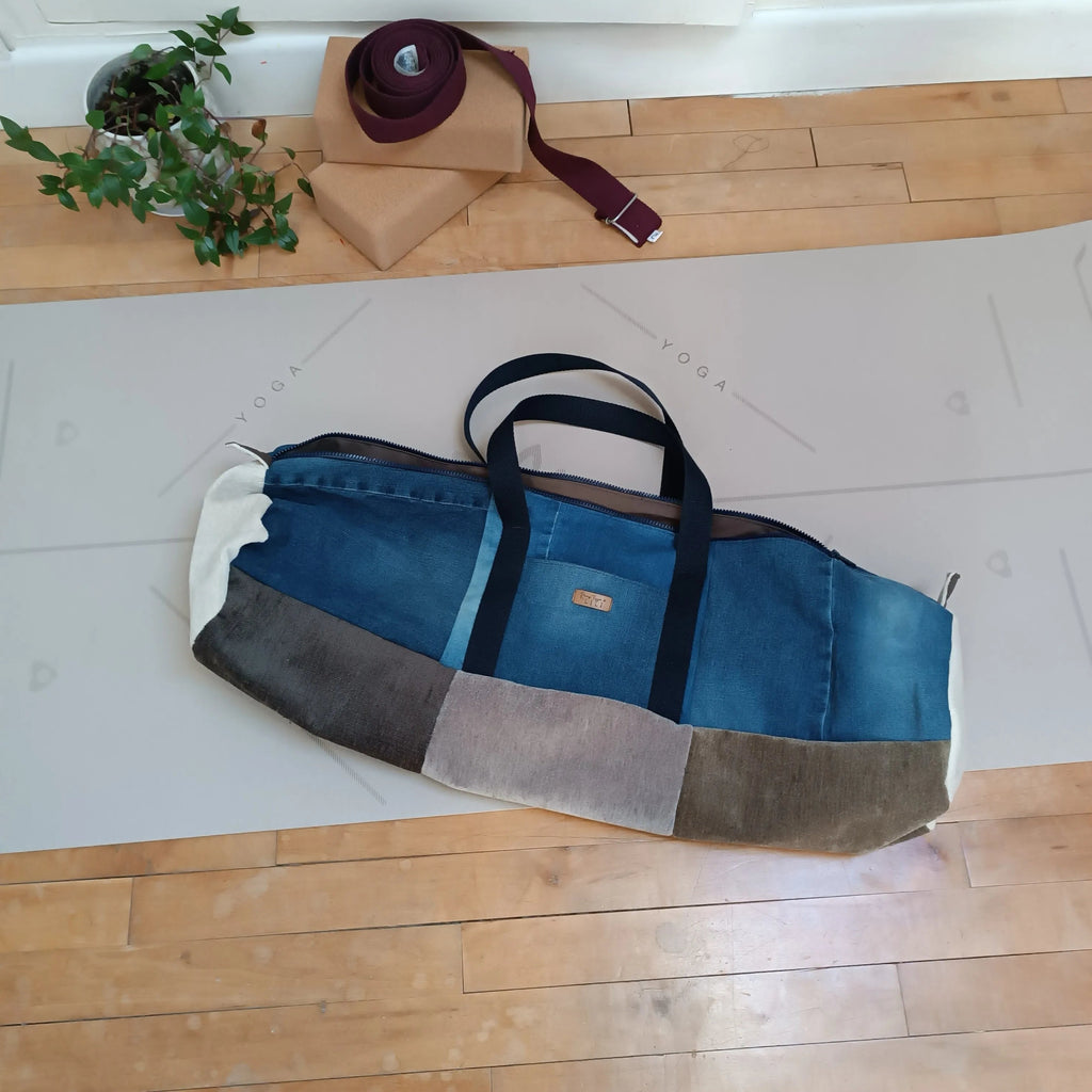 sac housse tapis de yoga upcyclé jeans et taupe , sac tapis de yoga upcyclé, housse tapis de yoga upcyclée, sac tapis de yoga, housse tapis de yoga, sac de yoga fait main, sac yoga artisanal, sac yoga écoresponsable, sac yoga durable, sac tapis de sport écoresponsable, sac en jeans upcyclé, sac en jeans recyclé, sac upcycling textile, accessoire yoga upcyclé, housse yoga zéro déchet, sac yoga écologique, sac yoga fait main France,  création artisanale française, sac artisanal textile, accessoire yoga bien-ê