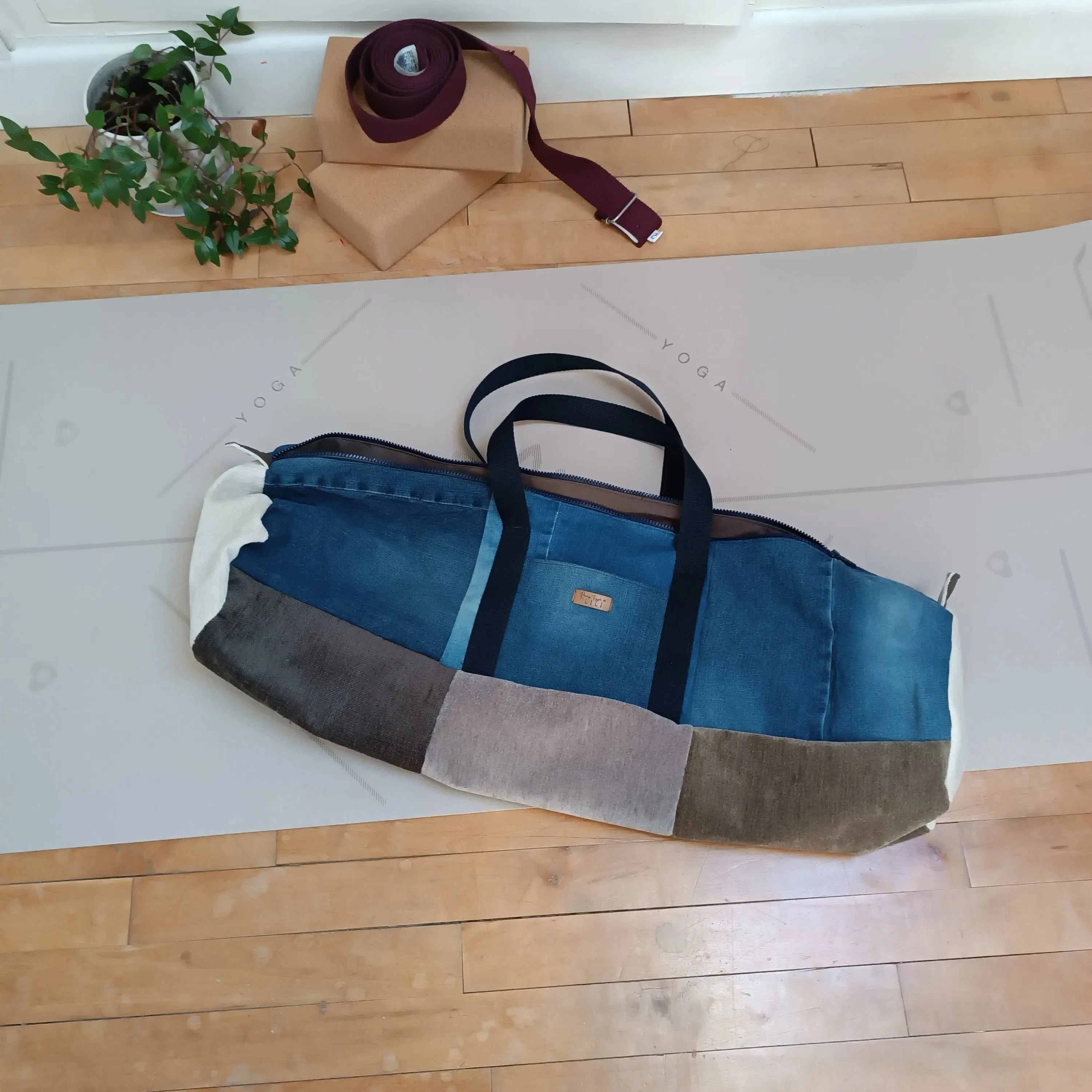 Sac de yoga artisanal en jeans upcyclé, porté en bandoulière