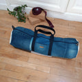 sac housse tapis de yoga upcyclé jeans et taupe , sac tapis de yoga upcyclé, housse tapis de yoga upcyclée, sac tapis de yoga, housse tapis de yoga, sac de yoga fait main, sac yoga artisanal, sac yoga écoresponsable, sac yoga durable, sac tapis de sport écoresponsable, sac en jeans upcyclé, sac en jeans recyclé, sac upcycling textile, accessoire yoga upcyclé, housse yoga zéro déchet, sac yoga écologique, sac yoga fait main France,  création artisanale française, sac artisanal textile, accessoire yoga bien-ê