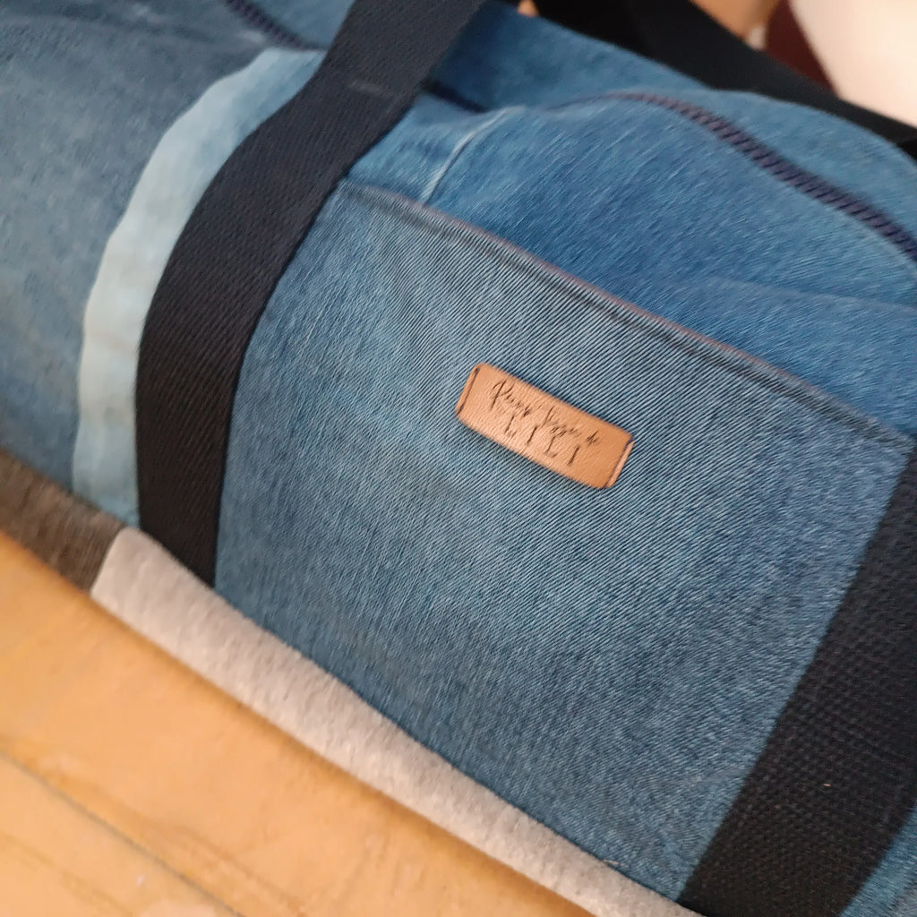 sac housse tapis de yoga upcyclé jeans et taupe , sac tapis de yoga upcyclé, housse tapis de yoga upcyclée, sac tapis de yoga, housse tapis de yoga, sac de yoga fait main, sac yoga artisanal, sac yoga écoresponsable, sac yoga durable, sac tapis de sport écoresponsable, sac en jeans upcyclé, sac en jeans recyclé, sac upcycling textile, accessoire yoga upcyclé, housse yoga zéro déchet, sac yoga écologique, sac yoga fait main France,  création artisanale française, sac artisanal textile, accessoire yoga bien-ê
