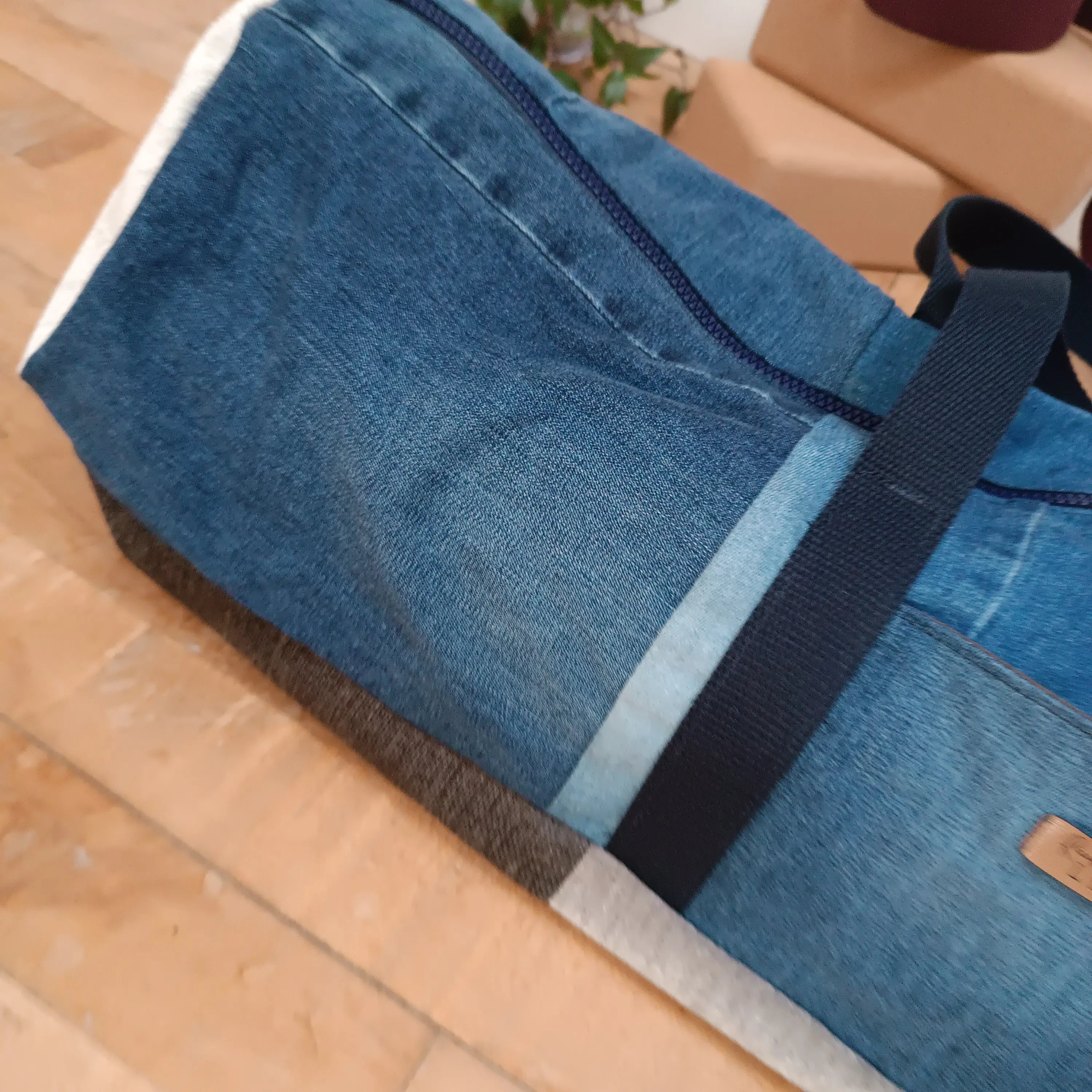 sac housse tapis de yoga upcyclé jeans et taupe , sac tapis de yoga upcyclé, housse tapis de yoga upcyclée, sac tapis de yoga, housse tapis de yoga, sac de yoga fait main, sac yoga artisanal, sac yoga écoresponsable, sac yoga durable, sac tapis de sport écoresponsable, sac en jeans upcyclé, sac en jeans recyclé, sac upcycling textile, accessoire yoga upcyclé, housse yoga zéro déchet, sac yoga écologique, sac yoga fait main France,  création artisanale française, sac artisanal textile, accessoire yoga bien-ê