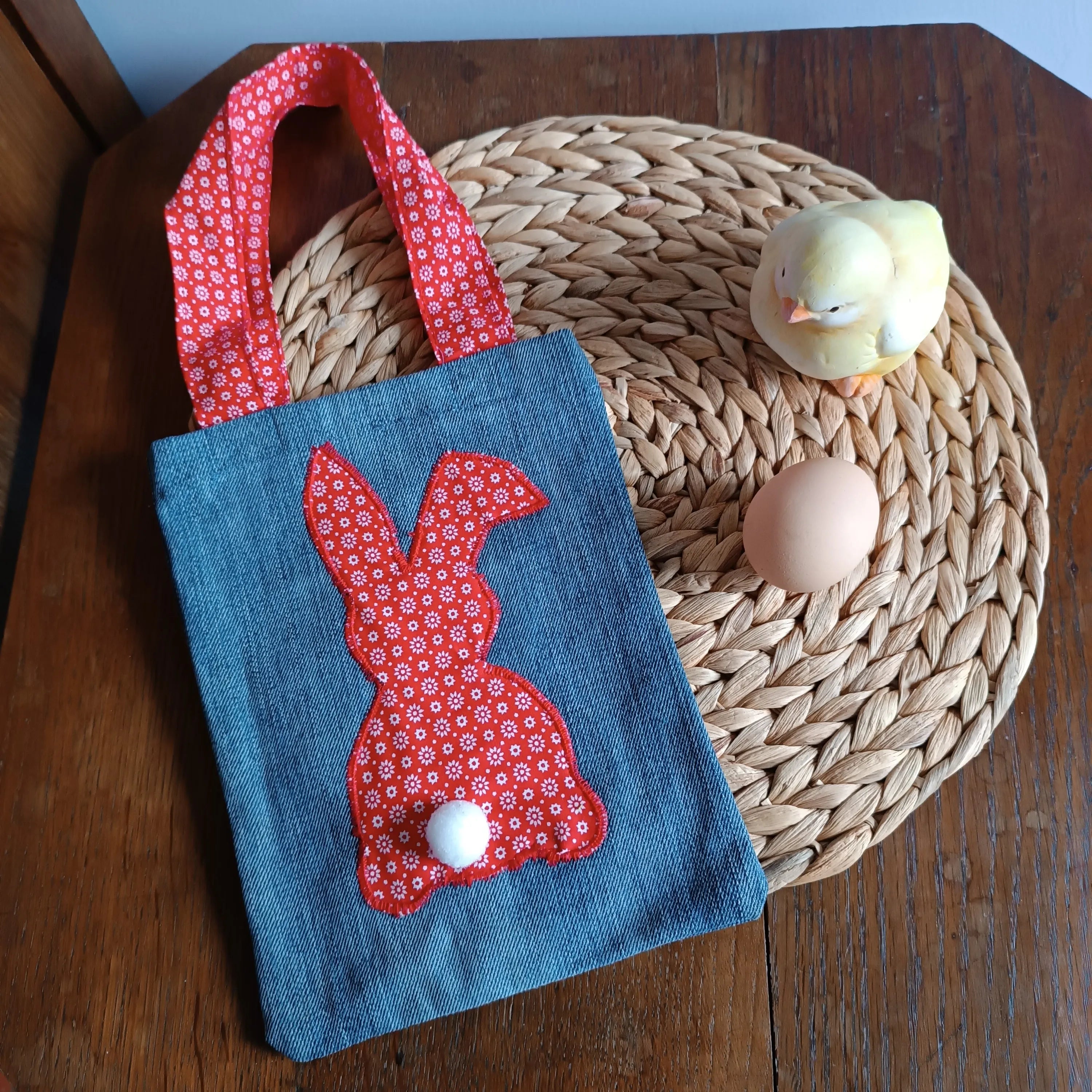 Sac de pâques jeans et motif rouge de Récup’ Tissu de LILI- pâques 2025 - chasse aux œufs - sac pour Pâques - cadeau de Pâques - Pâques en 2025 - cadeau Pâques enfant - cadeau Pâques adulte