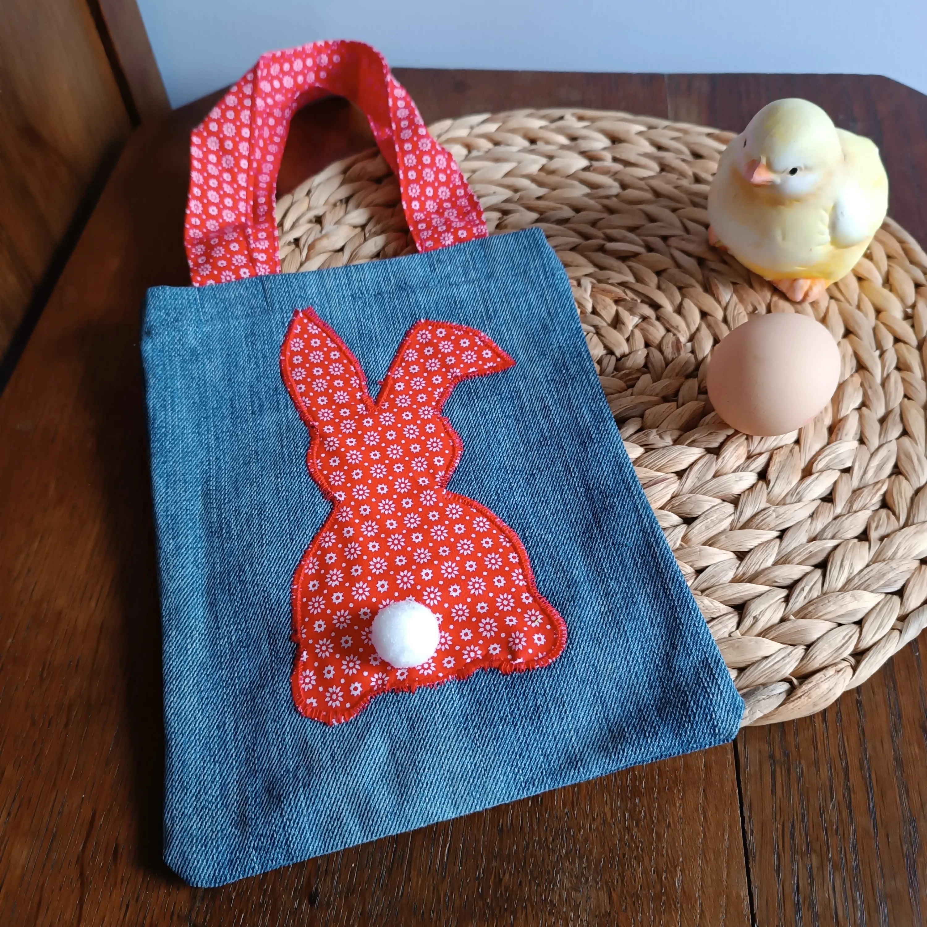 Sac de pâques jeans et motif rouge de Récup’ Tissu de LILI- pâques 2025 - chasse aux œufs - sac pour Pâques - cadeau de Pâques - Pâques en 2025 - cadeau Pâques enfant - cadeau Pâques adulte
