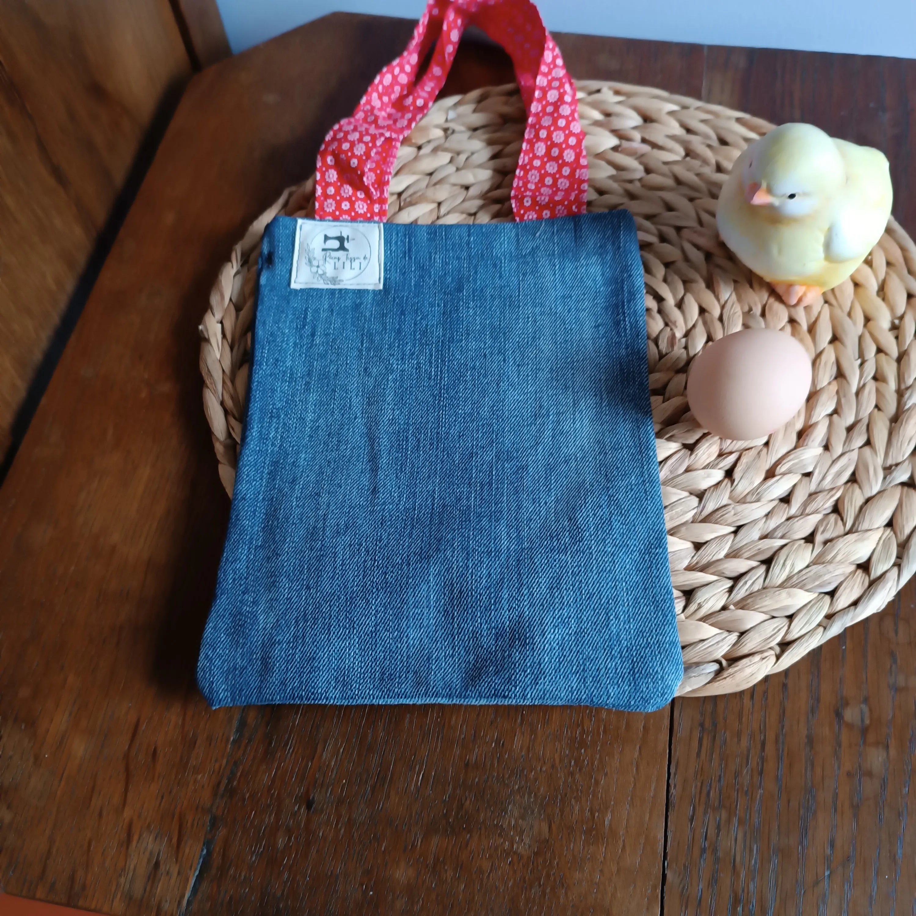 Sac de pâques jeans et motif rouge de Récup’ Tissu de LILI- pâques 2025 - chasse aux œufs - sac pour Pâques - cadeau de Pâques - Pâques en 2025 - cadeau Pâques enfant - cadeau Pâques adulte