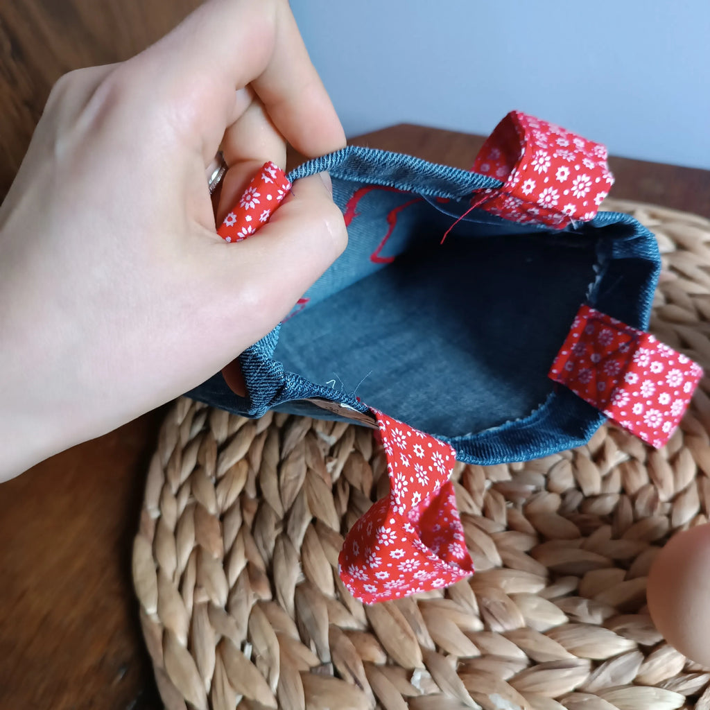Sac de Pâques en jeans upcyclé rempli d'œufs en chocolat