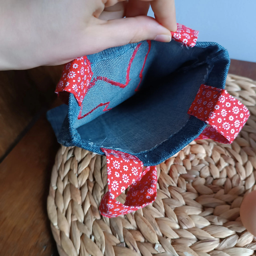 Sac de pâques jeans et motif rouge de Récup’ Tissu de LILI- pâques 2025 - chasse aux œufs - sac pour Pâques - cadeau de Pâques - Pâques en 2025 - cadeau Pâques enfant - cadeau Pâques adulte