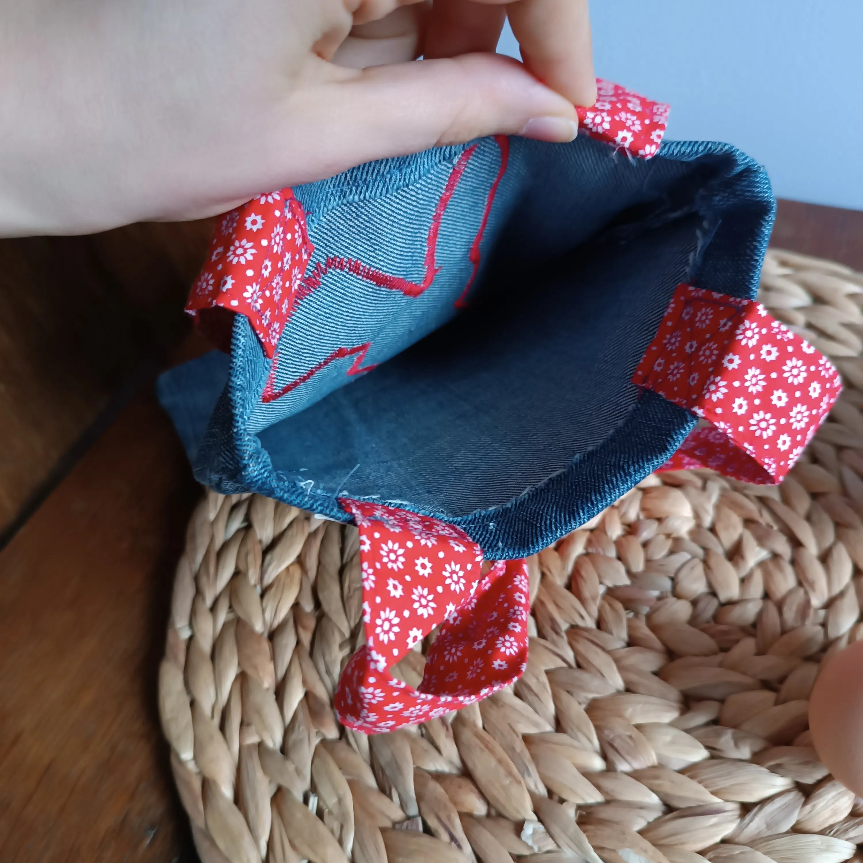 Sac de pâques jeans et motif rouge de Récup’ Tissu de LILI- pâques 2025 - chasse aux œufs - sac pour Pâques - cadeau de Pâques - Pâques en 2025 - cadeau Pâques enfant - cadeau Pâques adulte