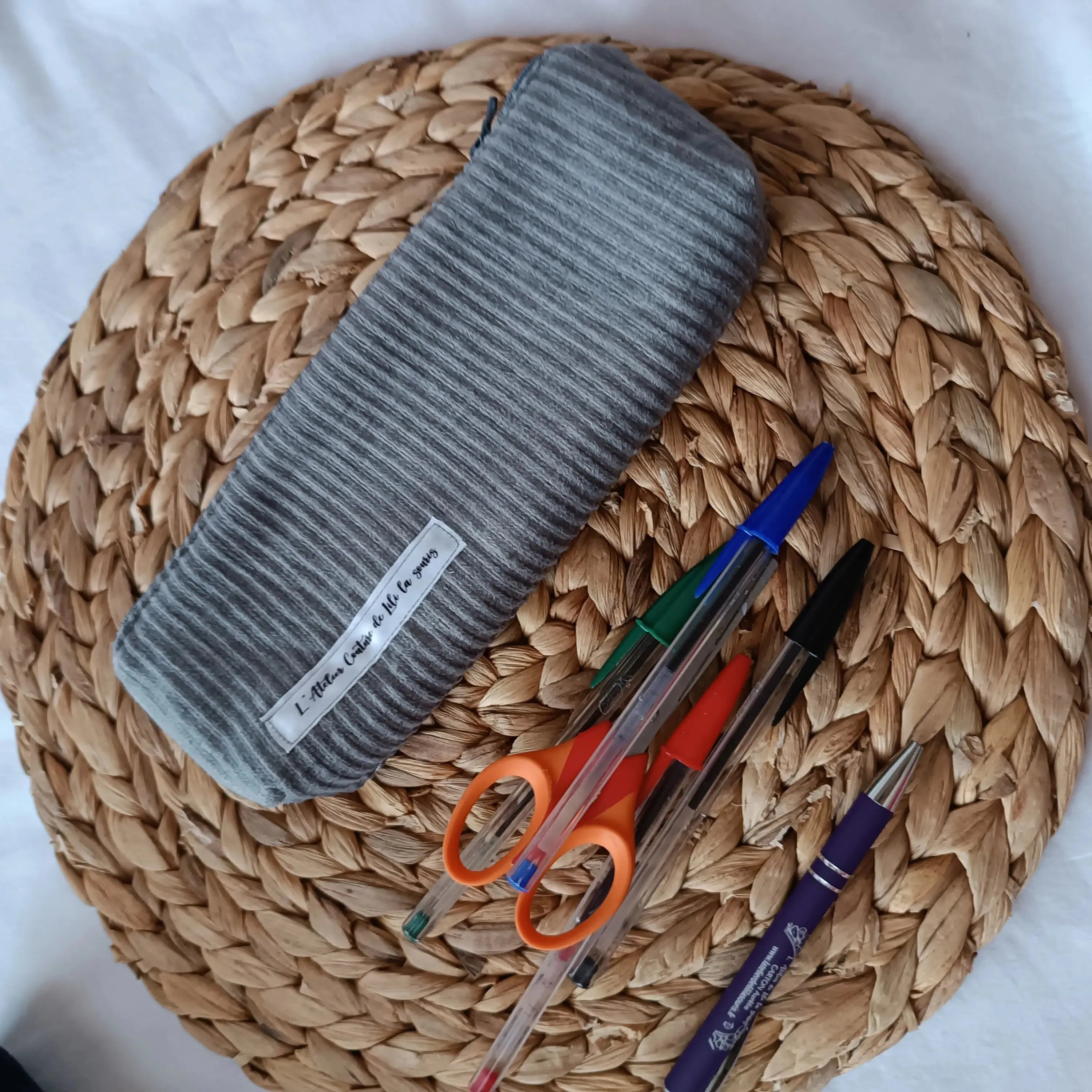 Trousse à crayons grise ouverte, doublure à motif fleurs et oiseaux