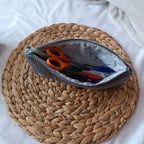 trousse à crayon grise upcyclé de Récup’ Tissu de LILI – trousse grise tissu upcyclé – trousse écoresponsable -trousse artisanale -idée cadeau artisanale - trousse originale