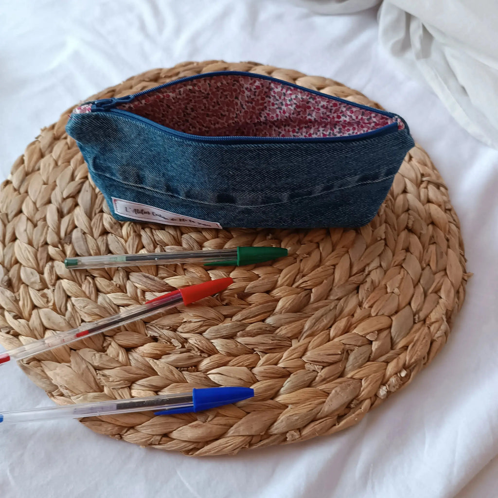 Trousse à crayons artisanale en jeans upcyclé, vue de face