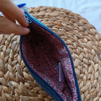 trousse à crayon jeans upcyclé de Récup’ Tissu de LILI – trousse jeans tissu upcyclé – trousse écoresponsable -trousse artisanale -idée cadeau artisanale - trousse originale