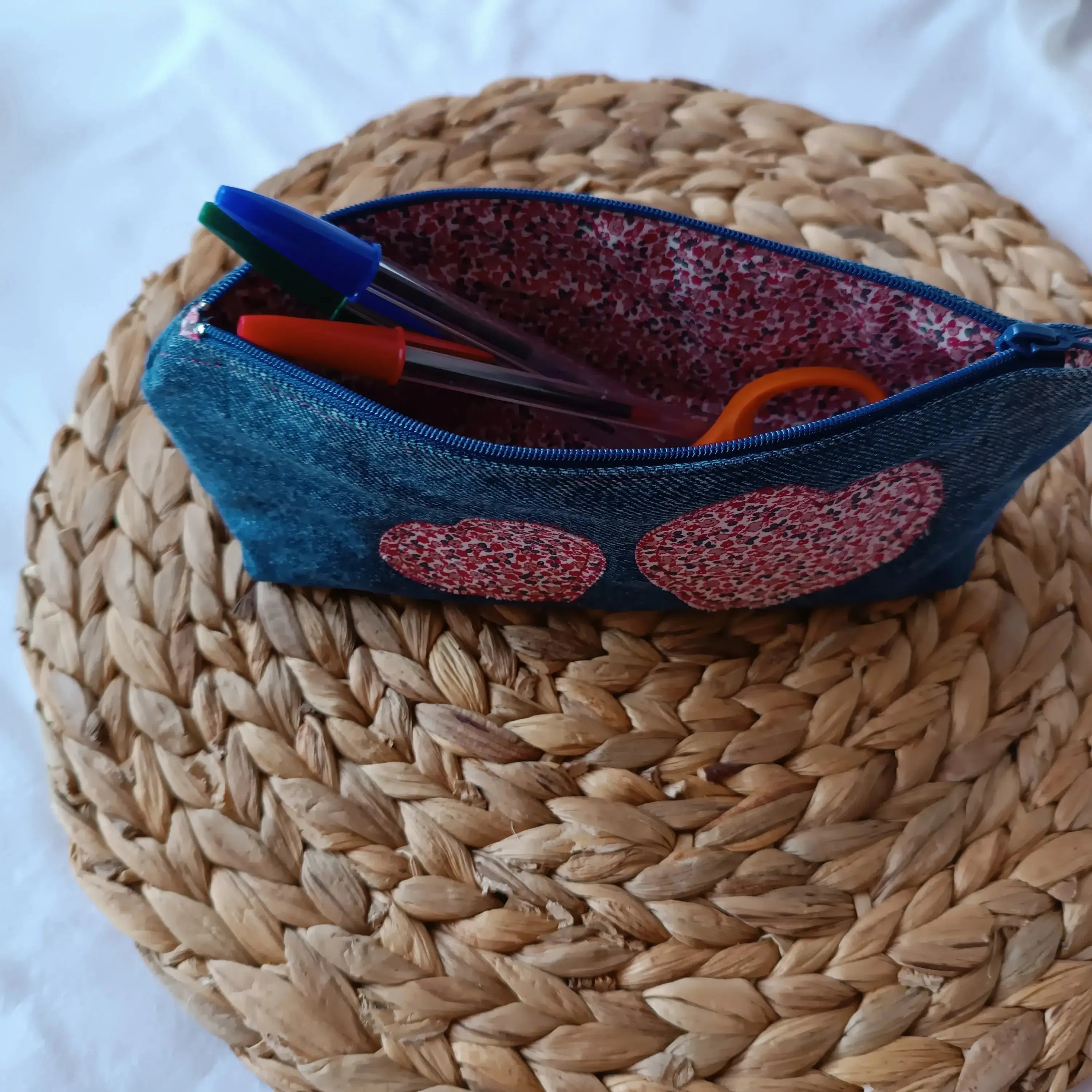 trousse à crayon jeans upcyclé de Récup’ Tissu de LILI – trousse jeans tissu upcyclé – trousse écoresponsable -trousse artisanale -idée cadeau artisanale - trousse originale