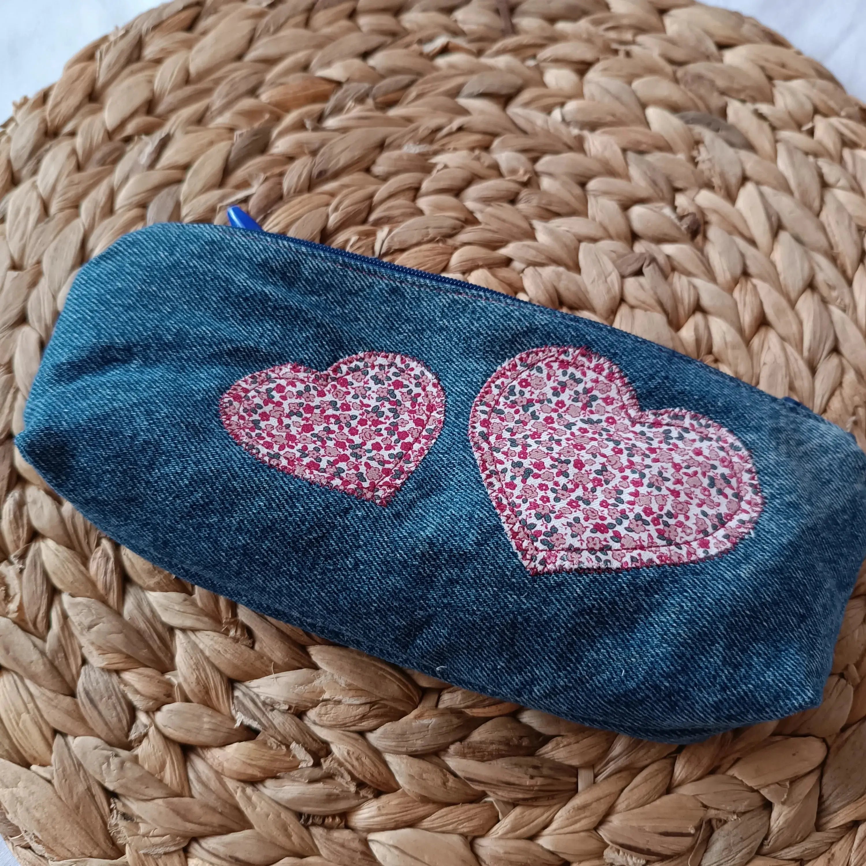 trousse à crayon jeans upcyclé de Récup’ Tissu de LILI – trousse jeans tissu upcyclé – trousse écoresponsable -trousse artisanale -idée cadeau artisanale - trousse originale