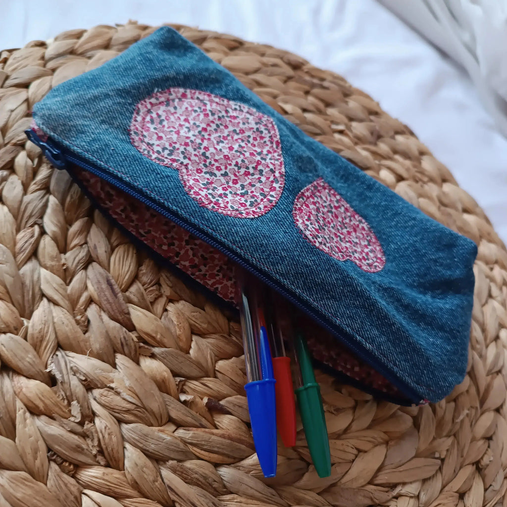 Détail des deux cœurs cousus sur la trousse en jeans upcyclé