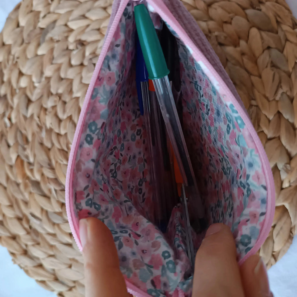 trousse rose imprimé fleuri upcyclé de Récup’ Tissu de LILI – trousse pochette rose tissu upcyclé – trousse écoresponsable -trousse artisanale -idée cadeau artisanale - trousse originale