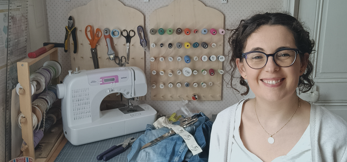 visuel de Aurélie dans son atelier en Picardie  avec sa machine à coudre - Récup' Tissu de Lili